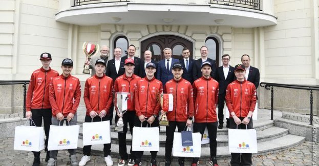 Zespół seniorów Abramczyk Polonii zakończył sezon w Metalkas 2. Ekstralidze bez przegranego meczu i awansował do Speedway Ekstraligi. 6 października w bydgoskim ratuszu gratulacje żużlowcom złożyli wojewoda kujawsko-pomorski Michał Sztybel i prezydent Bydgoszczy Rafał Bruski.