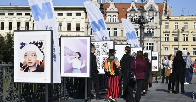 Plenerową wystawę prac studentek i studentów kierunku design w biznesie Uniwersytetu WSB Merito Bydgoszcz można oglądać na Moście Staromiejskim im. Jerzego Sulimy-Kamińskiego w Bydgoszczy od 7 do 26 października 2026 r. Ekspozycja towarzyszy 20-leciu uczelni oraz przypadającym w tym roku 680. urodzinom miasta.