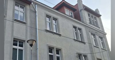 Popielata elewacja kamienicy przy Łokietka 12